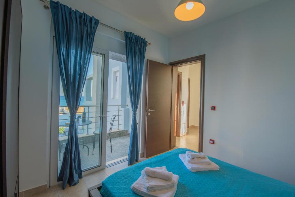 Postel nebo postele na pokoji v ubytování Aegiali Sea View Villa