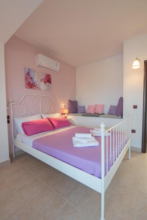 Postel nebo postele na pokoji v ubytování Aegiali Sea View Villa