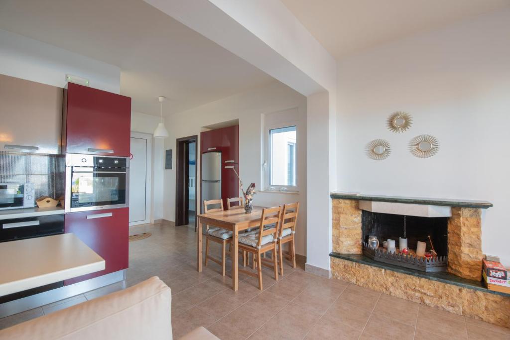 Kuchyň nebo kuchyňský kout v ubytování Aegiali Sea View Villa