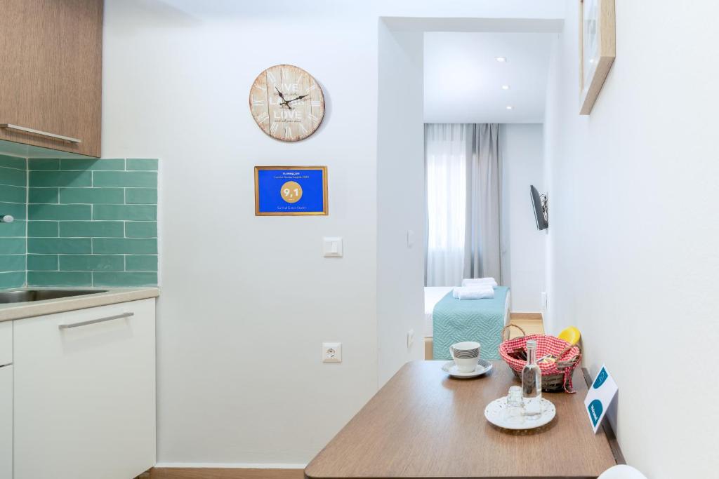 A kitchen or kitchenette at Central Green Studio
