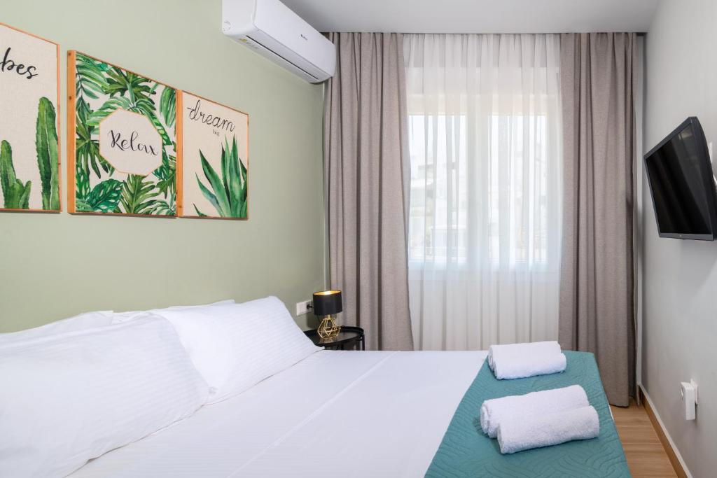 A bed or beds in a room at Central Green Studio