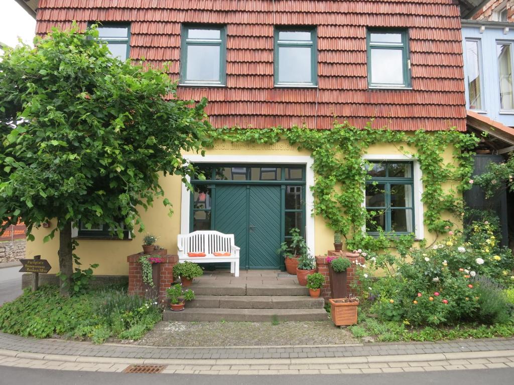 een huis met een bankje ervoor bij Altes Feuerwehrhaus Roßbach in Witzenhausen