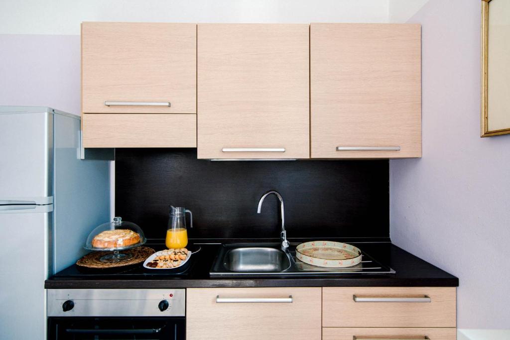 Kuchyň nebo kuchyňský kout v ubytování Downtown Rooms