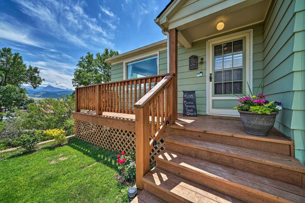 Casa con una escalera de madera que conduce a una casa en Yellowstone Country Family Home with View and Hot Tub, en Livingston