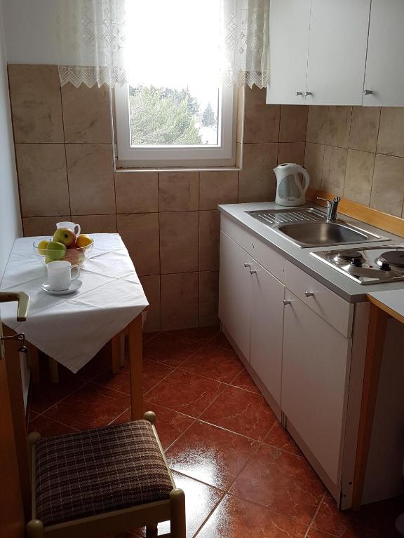 Kuchyň nebo kuchyňský kout v ubytování Apartment in Lukovo Sugarje 27036
