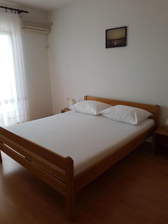 Postel nebo postele na pokoji v ubytování Apartment in Lukovo Sugarje 27036