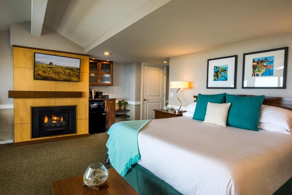 A bed or beds in a room at Surfsand Resort