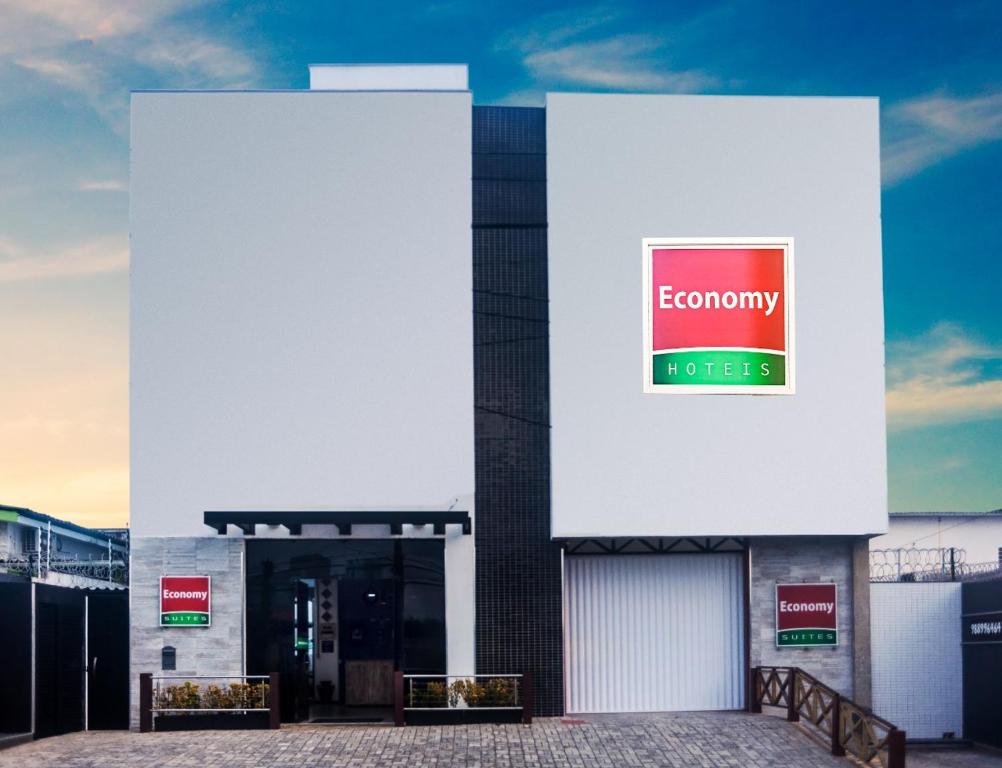 un bâtiment avec un panneau indiquant l'hôtel économique dans l'établissement Economy Suites, à Natal
