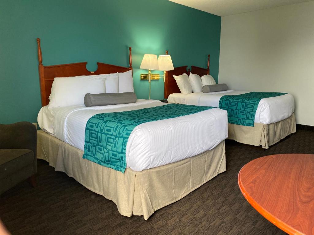 Postel nebo postele na pokoji v ubytování Travelodge by Wyndham Miramichi New Brunswick