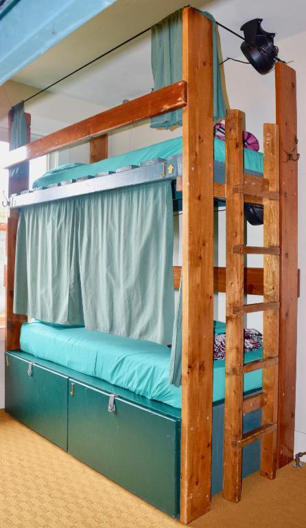 Palanda nebo palandy na pokoji v ubytování Green Tortoise Hostel Seattle