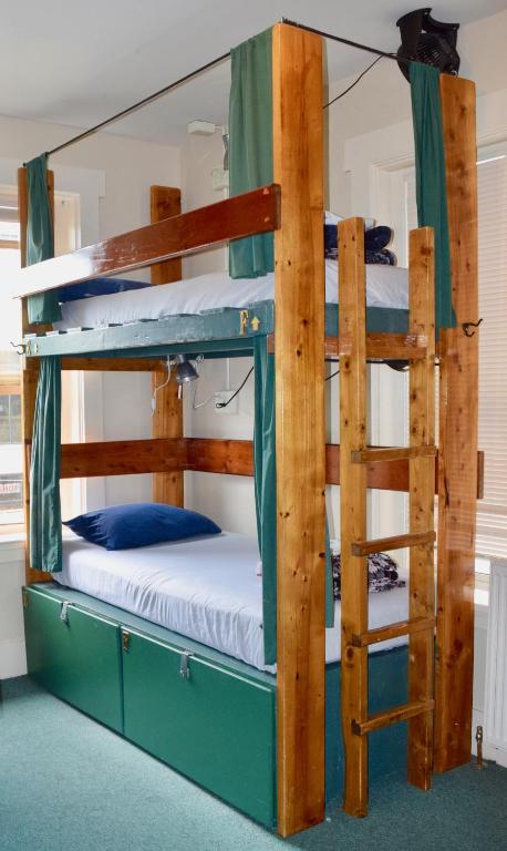 Palanda nebo palandy na pokoji v ubytování Green Tortoise Hostel Seattle