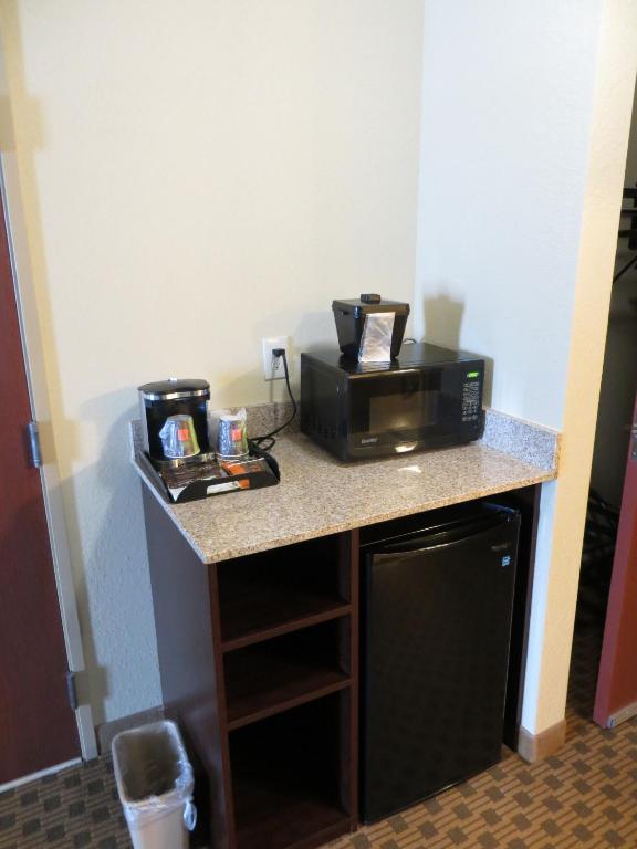 Cobblestone Inn & Suites - Harper - Suite Lit King-Size Avec Bain à Remous