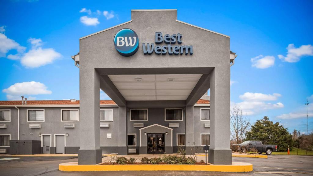 a building with a best western sign in a parking lot at Best Western Gateway Inn in Yazoo City