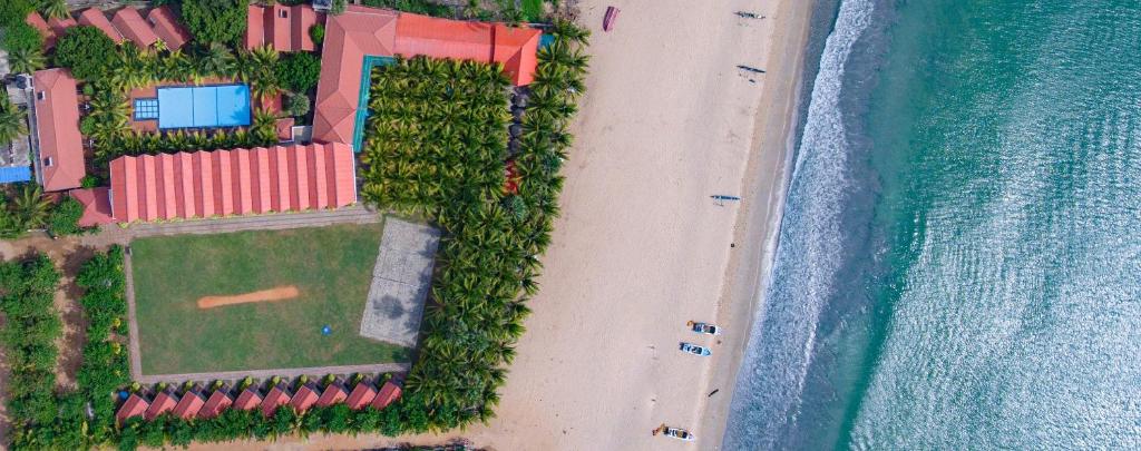 JKAB Beach Resort في ترينكومالي: منظر علوي للشاطئ والمحيط