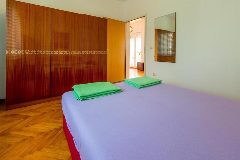 Postel nebo postele na pokoji v ubytování Two-Bedroom Apartment in Crikvenica XVI