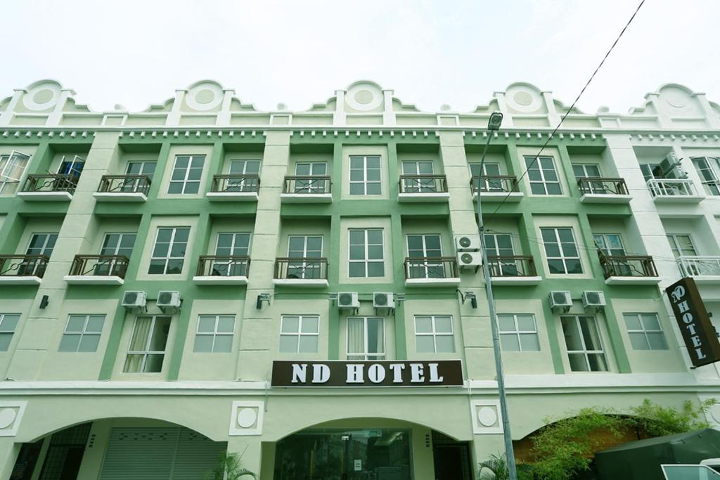 un edificio sin señal de hotel delante de él en ND Hotel Melaka, en Melaka