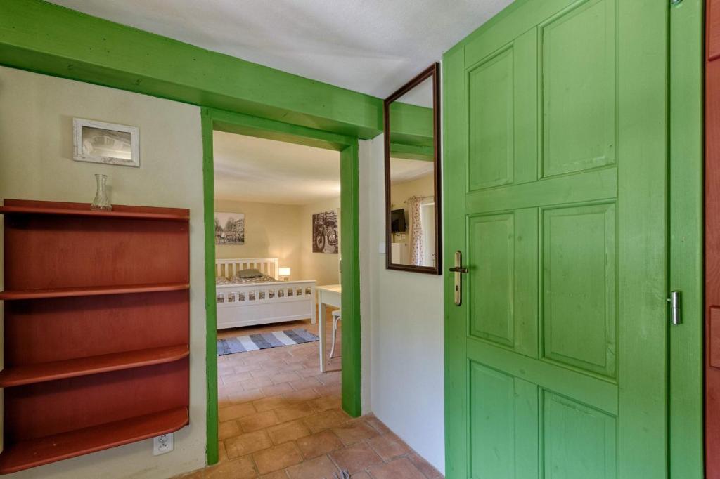 Cama o camas de una habitación en Měšťanský dům - kulturní památka Mlýnská 119