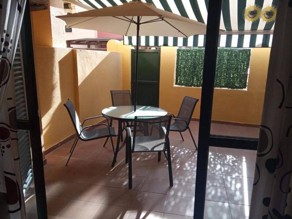 Posedenie v ubytovaní ATLANTERRA BAJO. SALIDA DIRECTA. URBANIZACIÓN DE LUJO. PISCINAS CANCHAS PÁDEL. WIFI Y A/A