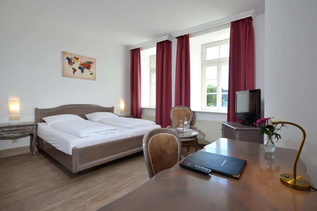 Postel nebo postele na pokoji v ubytování Hotel Stadt Hameln