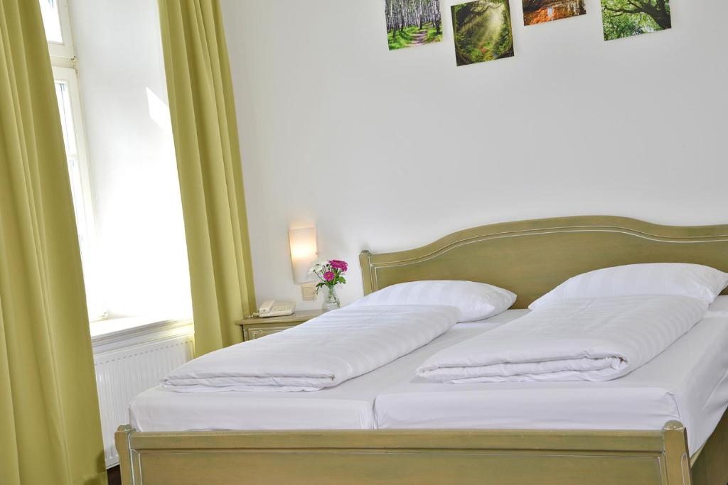 Postel nebo postele na pokoji v ubytování Hotel Stadt Hameln