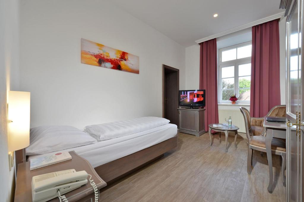 Postel nebo postele na pokoji v ubytování Hotel Stadt Hameln