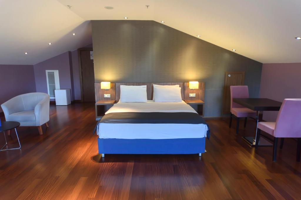 A bed or beds in a room at Holiday Inn Express Istanbul-Altunizade by IHG