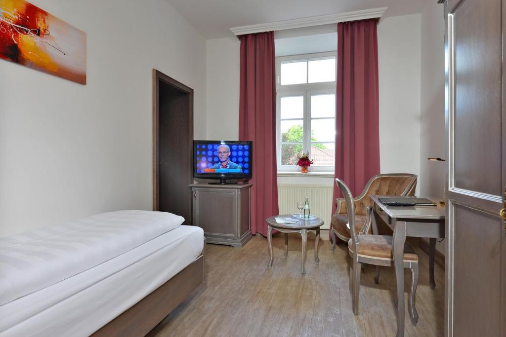 Postel nebo postele na pokoji v ubytování Hotel Stadt Hameln