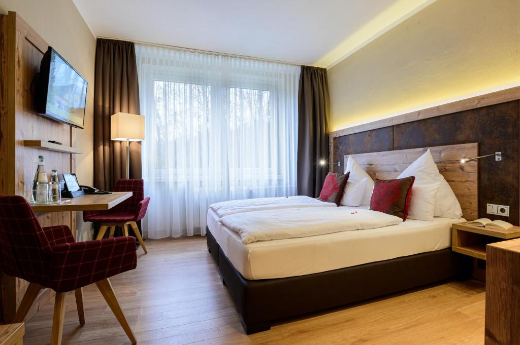 Un pat sau paturi într-o cameră la Waldhotel Berghof