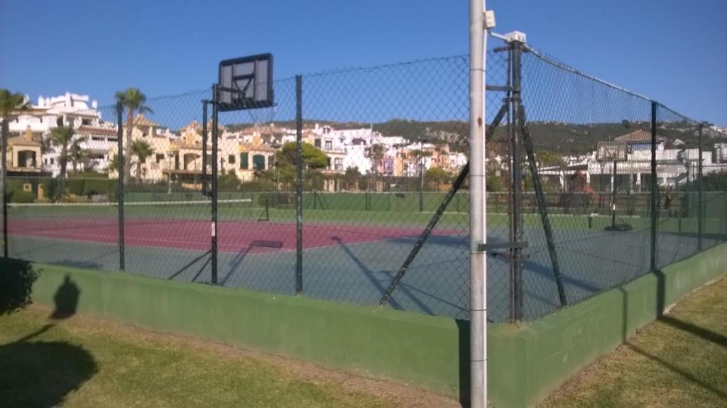 Tenis alebo squash v ubytovaní ATLANTERRA BAJO. SALIDA DIRECTA. URBANIZACIÓN DE LUJO. PISCINAS CANCHAS PÁDEL. WIFI Y A/A alebo jeho okolí