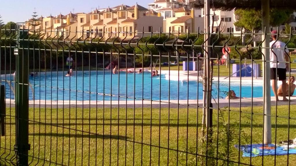 Bazén v ubytovaní ATLANTERRA BAJO. SALIDA DIRECTA. URBANIZACIÓN DE LUJO. PISCINAS CANCHAS PÁDEL. WIFI Y A/A alebo v jeho blízkosti