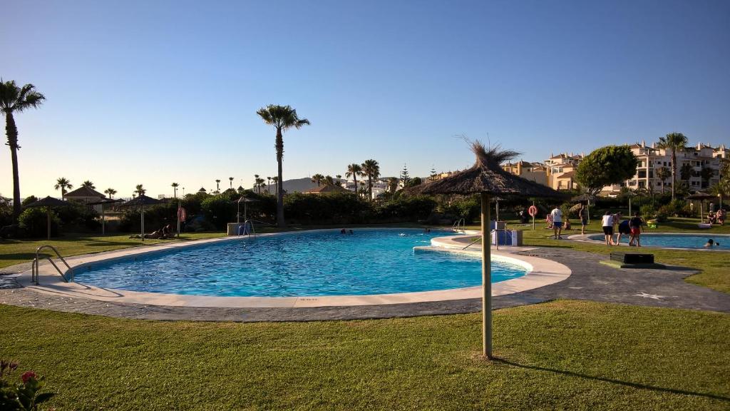 Bazén v ubytovaní ATLANTERRA BAJO. SALIDA DIRECTA. URBANIZACIÓN DE LUJO. PISCINAS CANCHAS PÁDEL. WIFI Y A/A alebo v jeho blízkosti