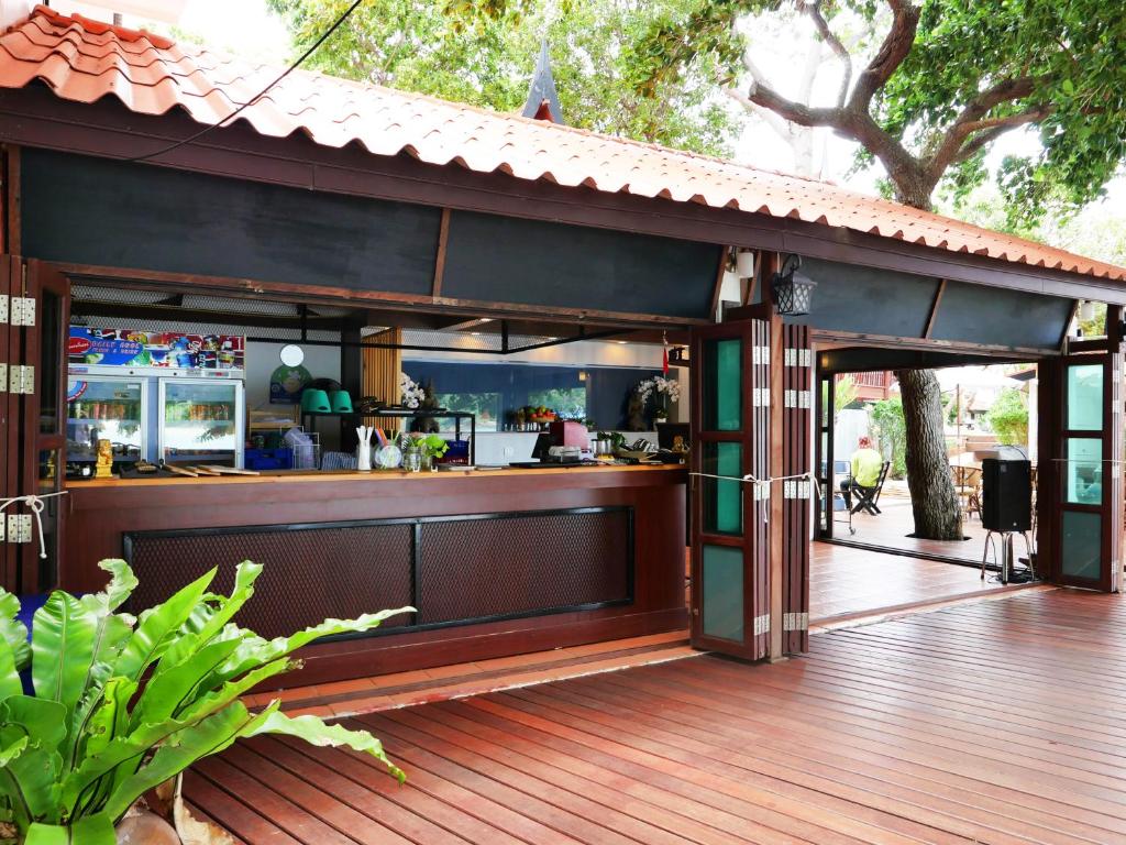 a bar on the deck of a restaurant at Vimarn Samed Resort in Ko Samed