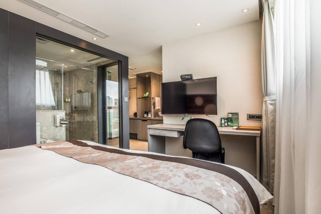 Green World SongShan - Deluxe Double Room With City View & Balcony