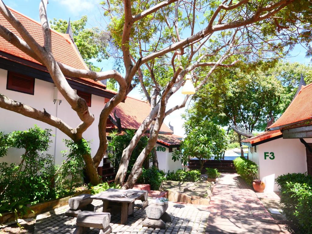 a courtyard of a house with a tree at Vimarn Samed Resort in Ko Samed