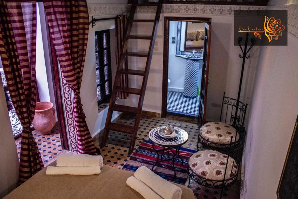 Postel nebo postele na pokoji v ubytování Dar Lantana