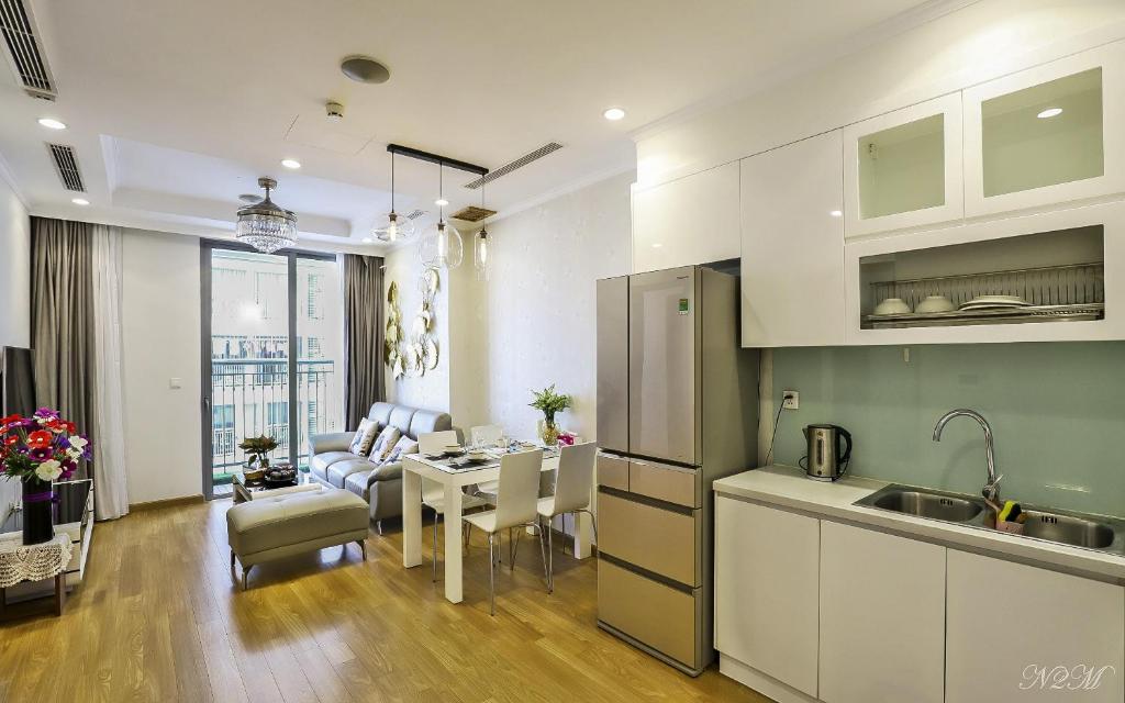 kuchnia i salon ze stołem w obiekcie Vinhomes Time City and Parkhill Premium Apartment w mieście Hanoi