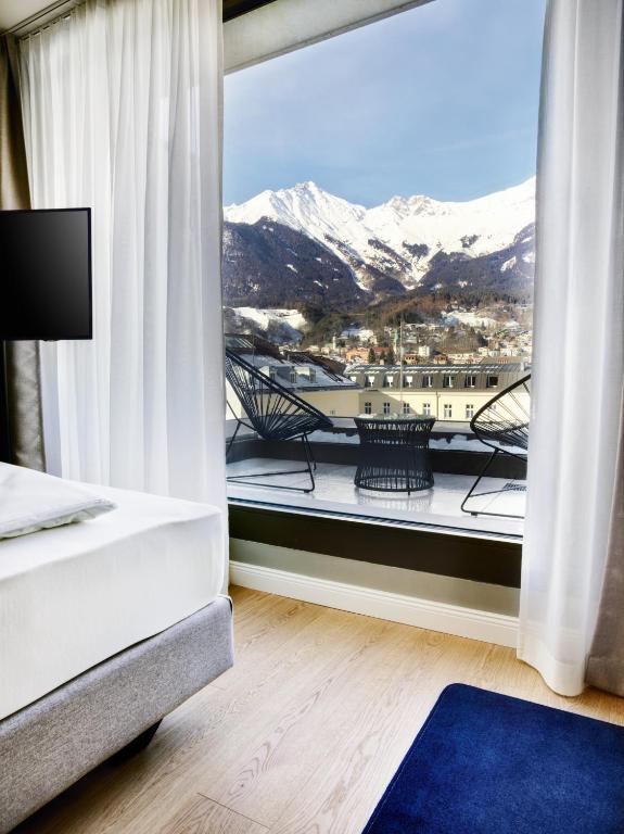 Nespecifikovaný výhled na hory nebo výhled na hory při pohledu z hotelu