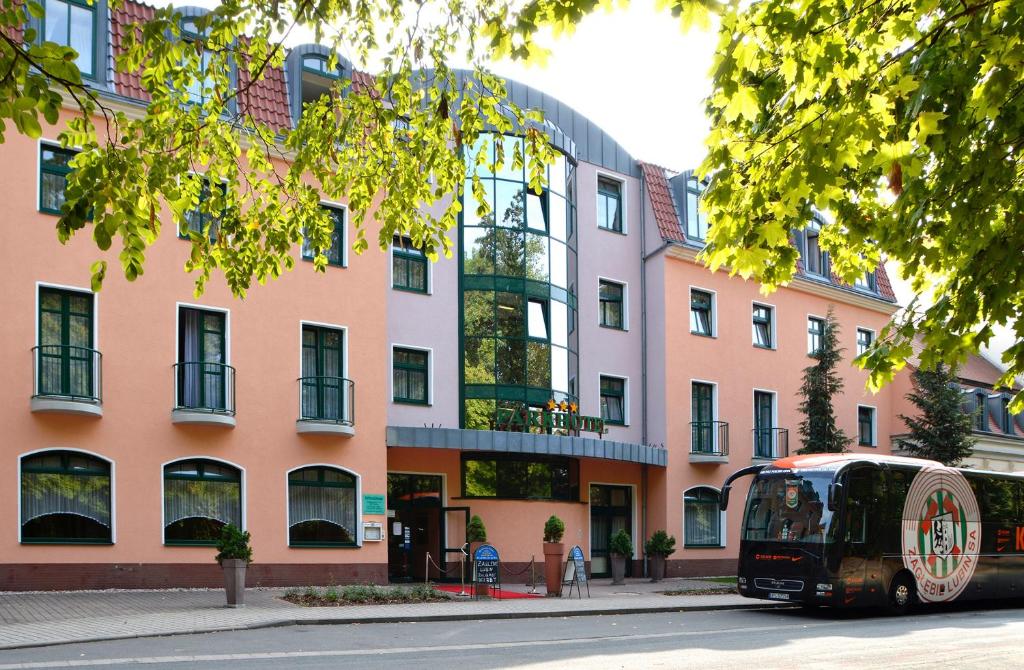 een bus geparkeerd voor een gebouw bij Brandiser Parkhotel in Brandis