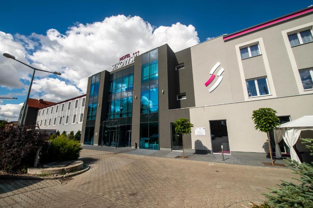 un bâtiment avec un panneau à l'avant dans l'établissement Hotel Sękowski, à Legnica