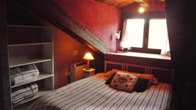 Dormitorio pequeño con cama y ventana en Apartamentos Valdelinares en Valdelinares
