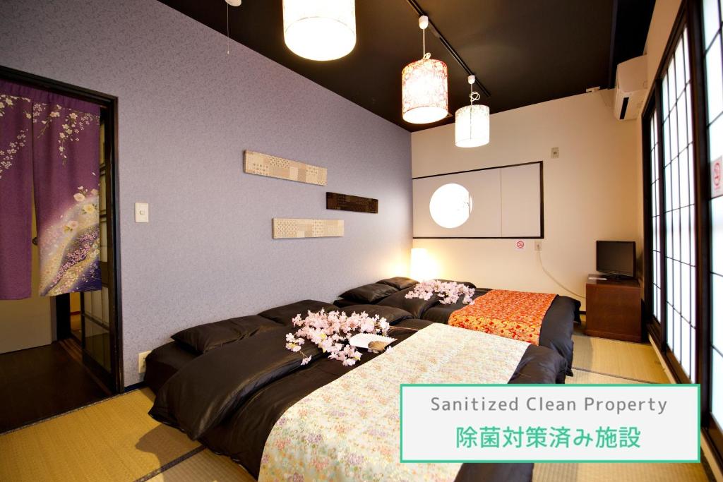 Un dormitorio con una cama con flores. en IROHA Residential Suite Asakusa Skytree, en Tokio