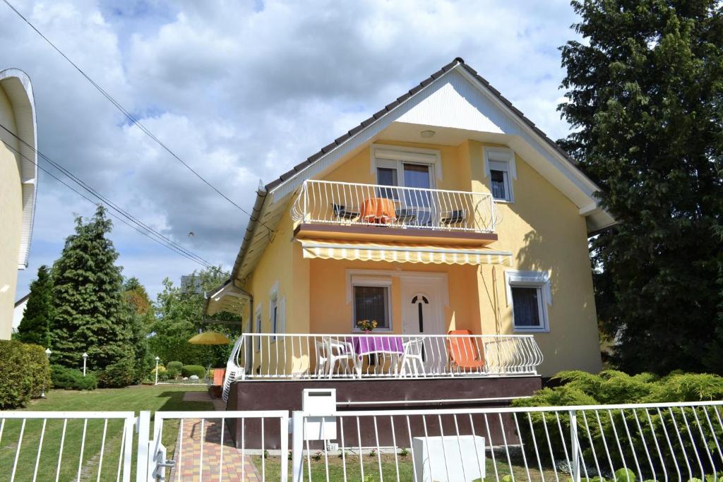 ザラカロシュにあるApartment in Zalakaros/Thermalbad 20662の黄色の家(バルコニー付)