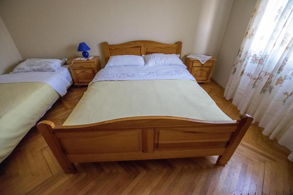 Posteľ alebo postele v izbe v ubytovaní Apartment in Starigrad-Paklenica 6861
