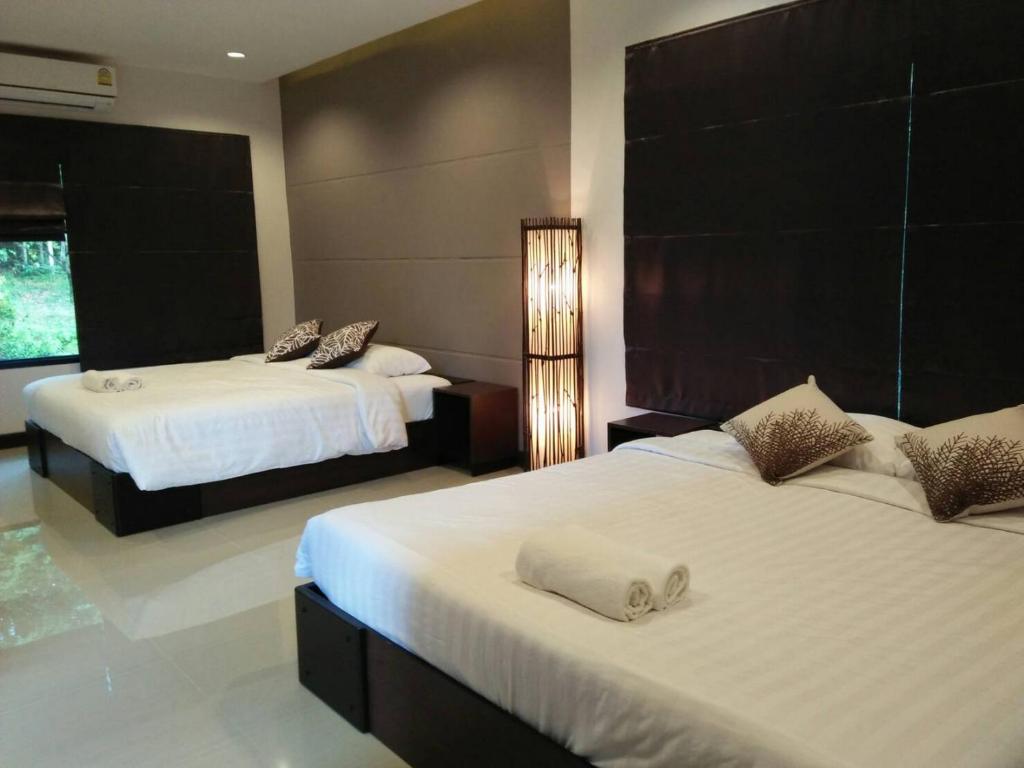 Bhupimarn Garden House - Chambre Quadruple Avec Vue Sur Le Jardin