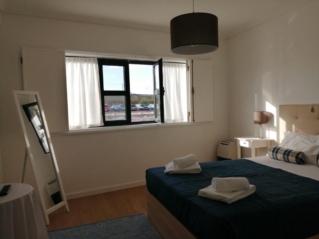 um quarto com uma cama e uma janela em São Roque View Apartment em Aveiro