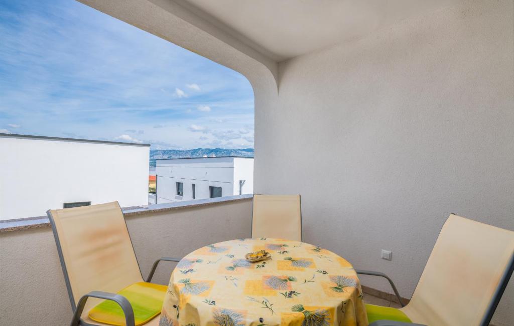 einen Tisch und Stühle auf einem Balkon mit Aussicht in der Unterkunft Apartment Rudika in Klimno