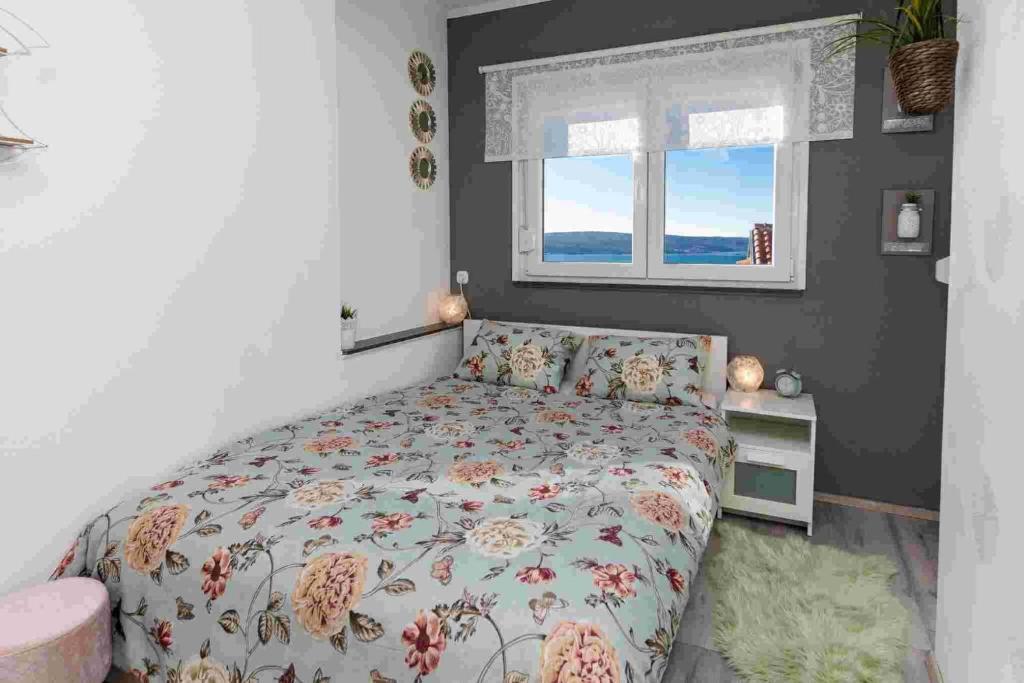 Postel nebo postele na pokoji v ubytování Holiday home in Crikvenica 5239