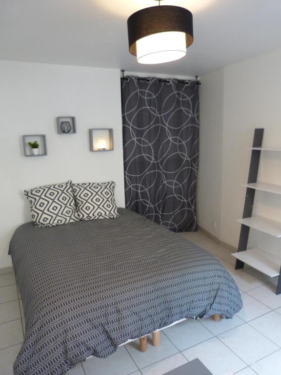 Un pat sau paturi într-o cameră la Appartement 1 Cherbourg centre avec NETFLIX et WIFI