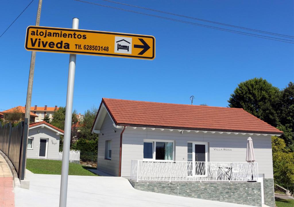 um sinal de rua em frente a uma casa em Villa Rosa em Santillana del Mar