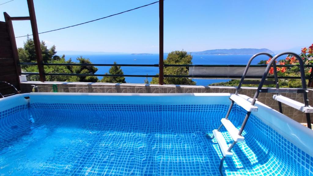 ein Schwimmbecken mit Blick auf das Wasser in der Unterkunft Sunset House in Klíma